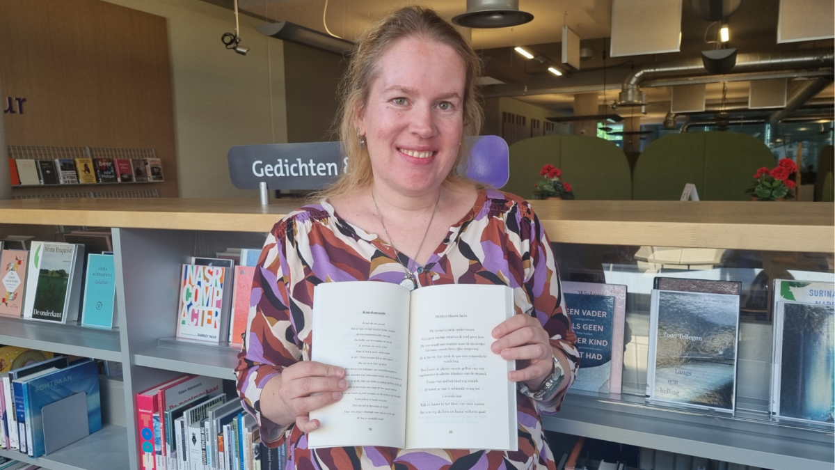 Laura Nijenbrink met haar dichtbundel 'Som is het heel dichtbij'