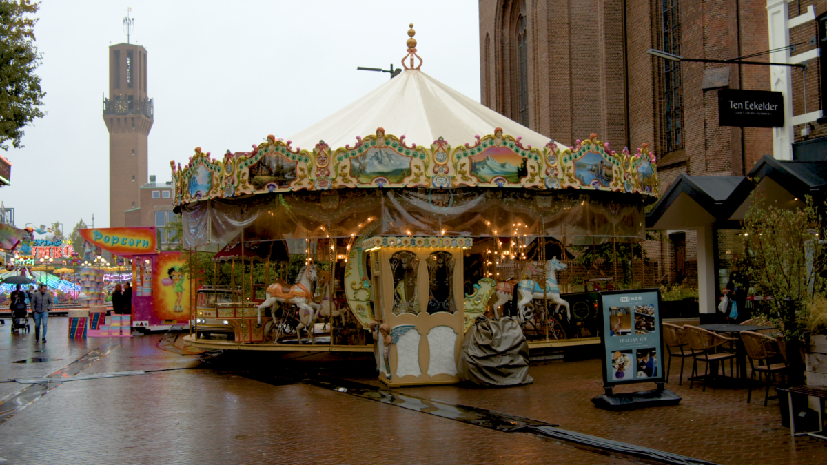 Draaimolen op de Lambertuskermis in Hengelo