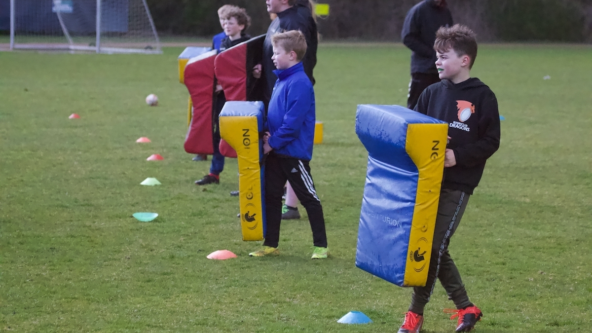 Rugbyclub dragons laat kinderen proeven van rugby joost collet