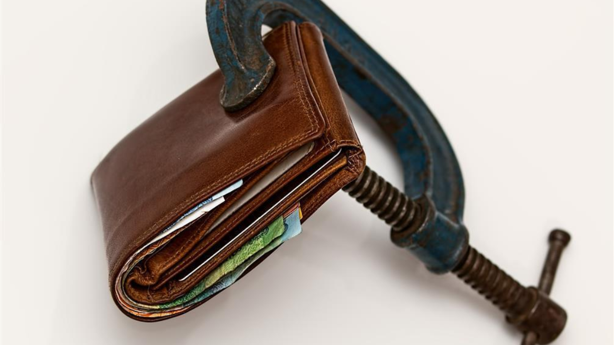 422798 credit squeeze 522549 1920