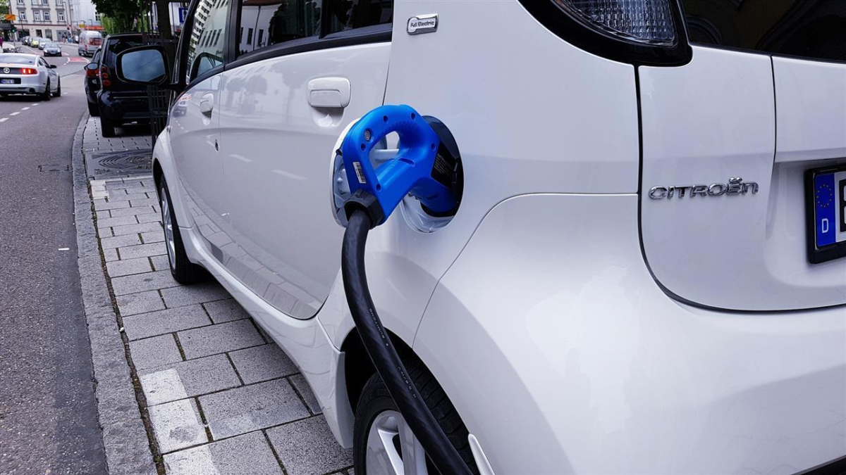 422530 electric car 4276419 1920