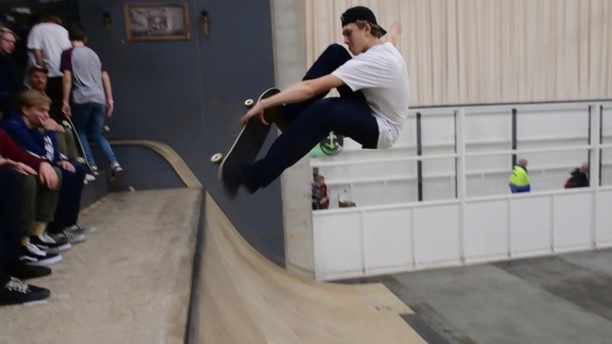 380961 skateboard