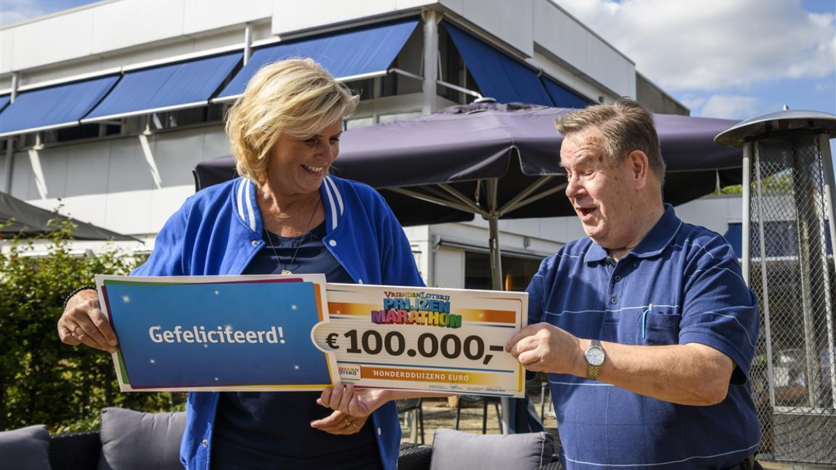 374033 Hans 72 uit Enschede wint 100000 euro in Vrienden Loterij Prijzen Marathon 1