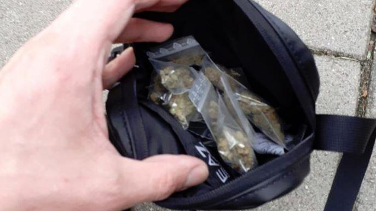 364265 tasje met drugs