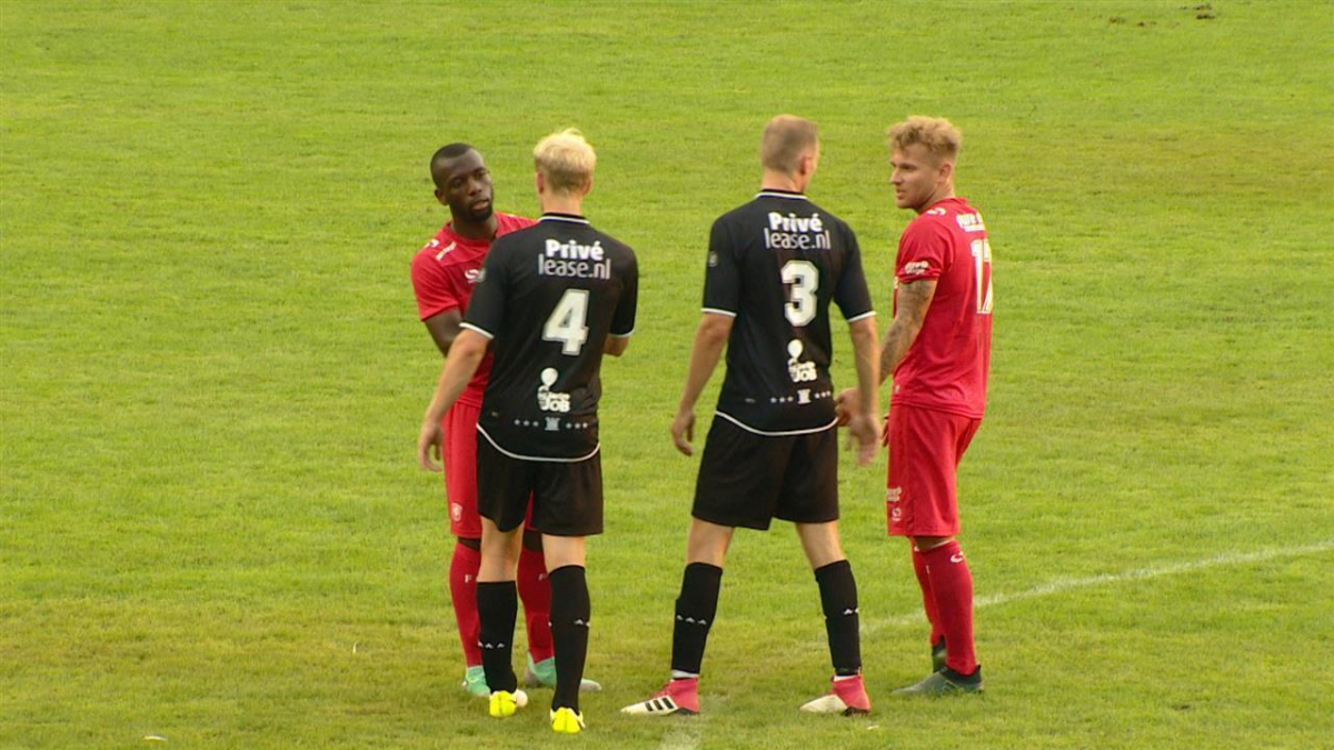 359260 FC Twente FC Emmen00 04 53 20 Still001