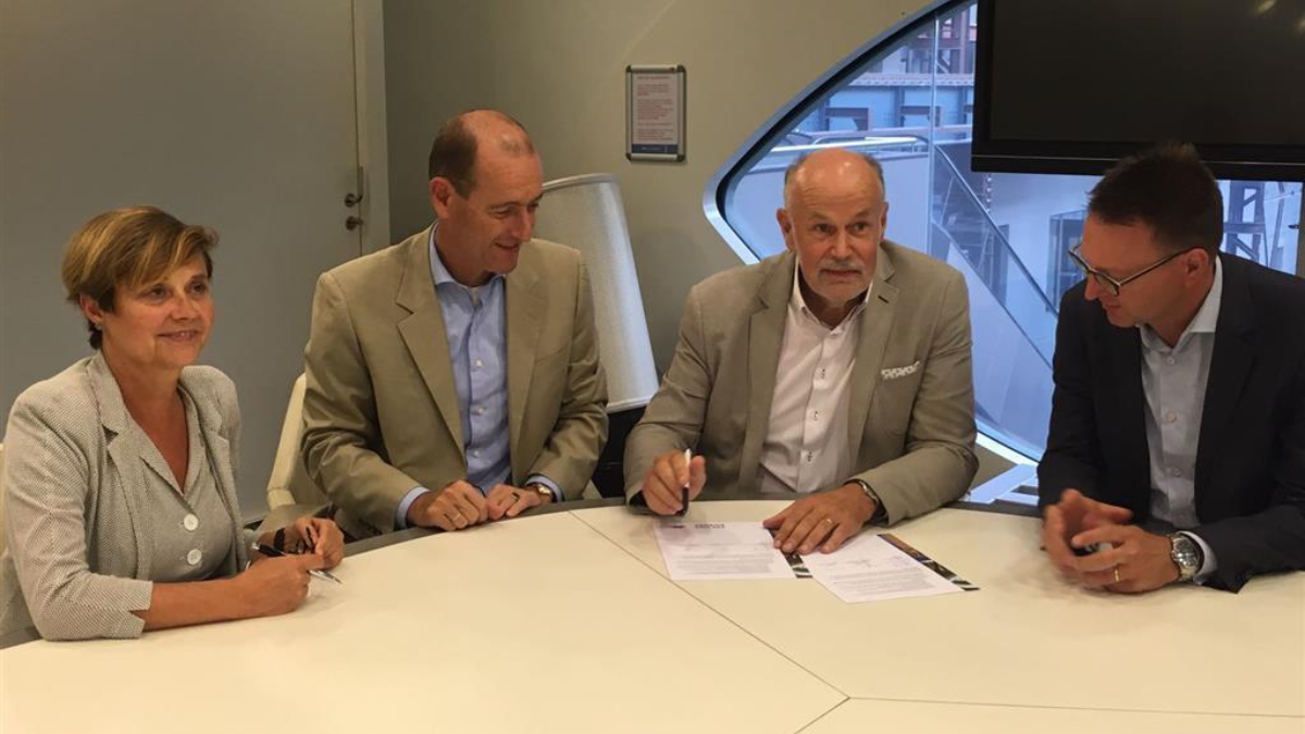 357687 Foto ondertekening intentieovereenkomst