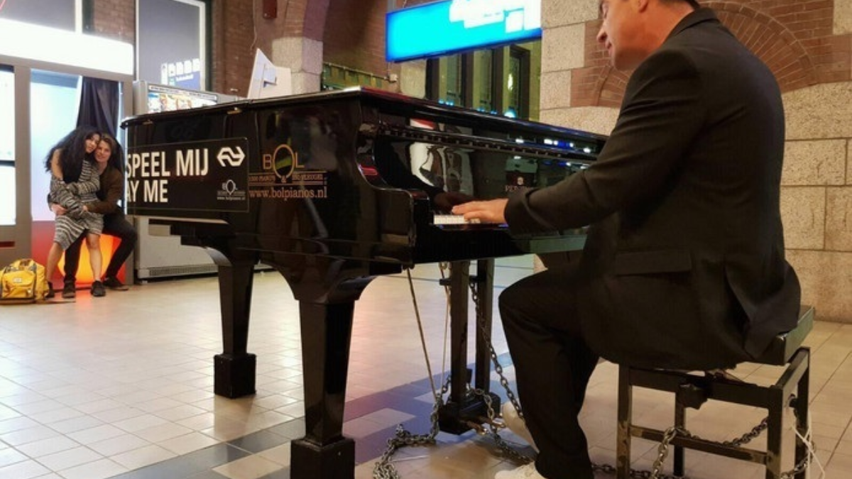 351291 stationpianist