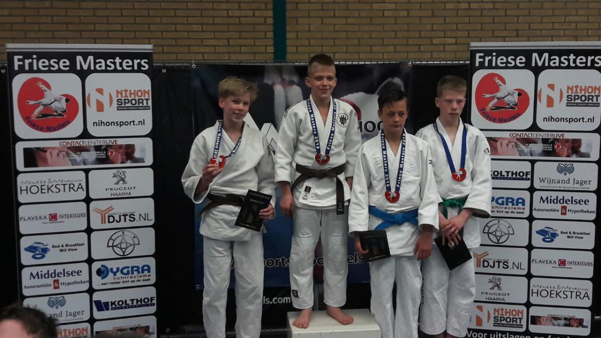 339436 Twan Cremer links en Matyas Tinkoczij tweede van rechts hadden net als vele andere judokas van Haagsma prijs op judotoernooi de Friese Masters in Stiens