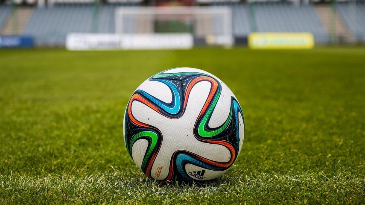 336837 voetbal in het gras