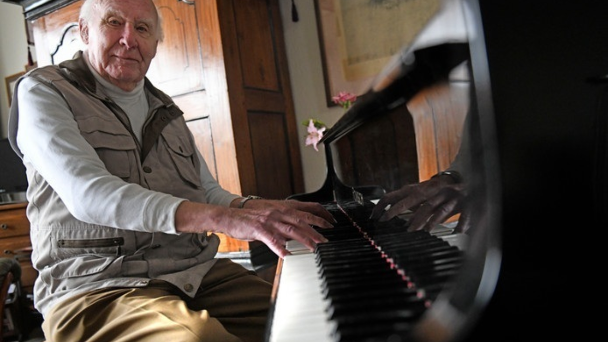 336155 pianist