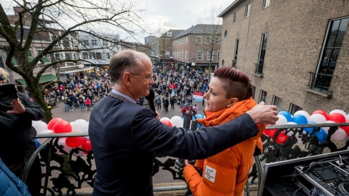 329608 huldiging ter mors