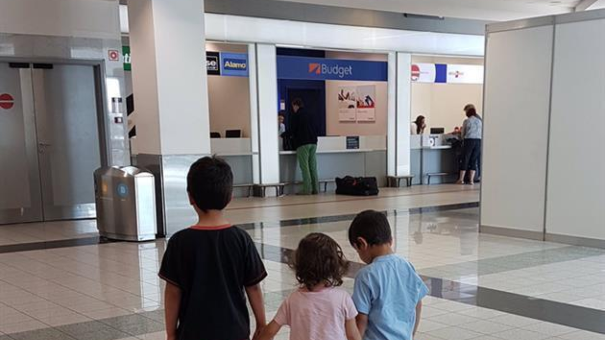 312223 kinderen luchthaven hongarije