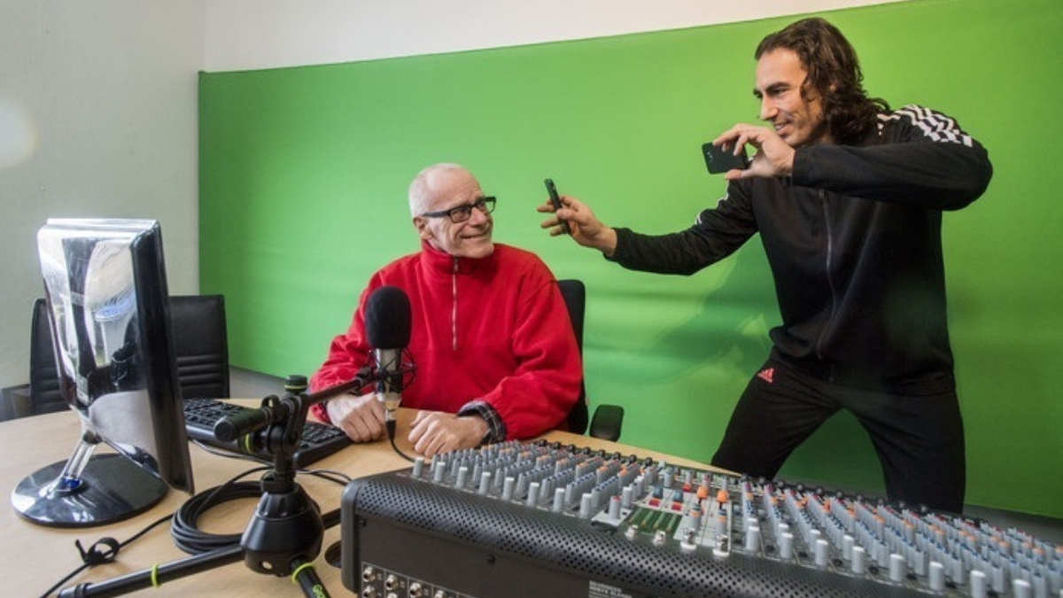 309856 Multimediaal centrum voor kansarme Enscheders