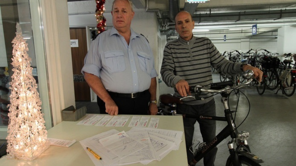 274344 twee vrijwilligers