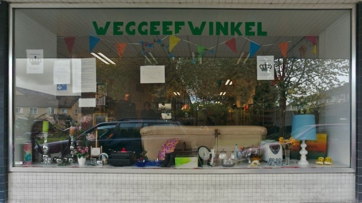 273075 DSC04768 weggeefwinkel