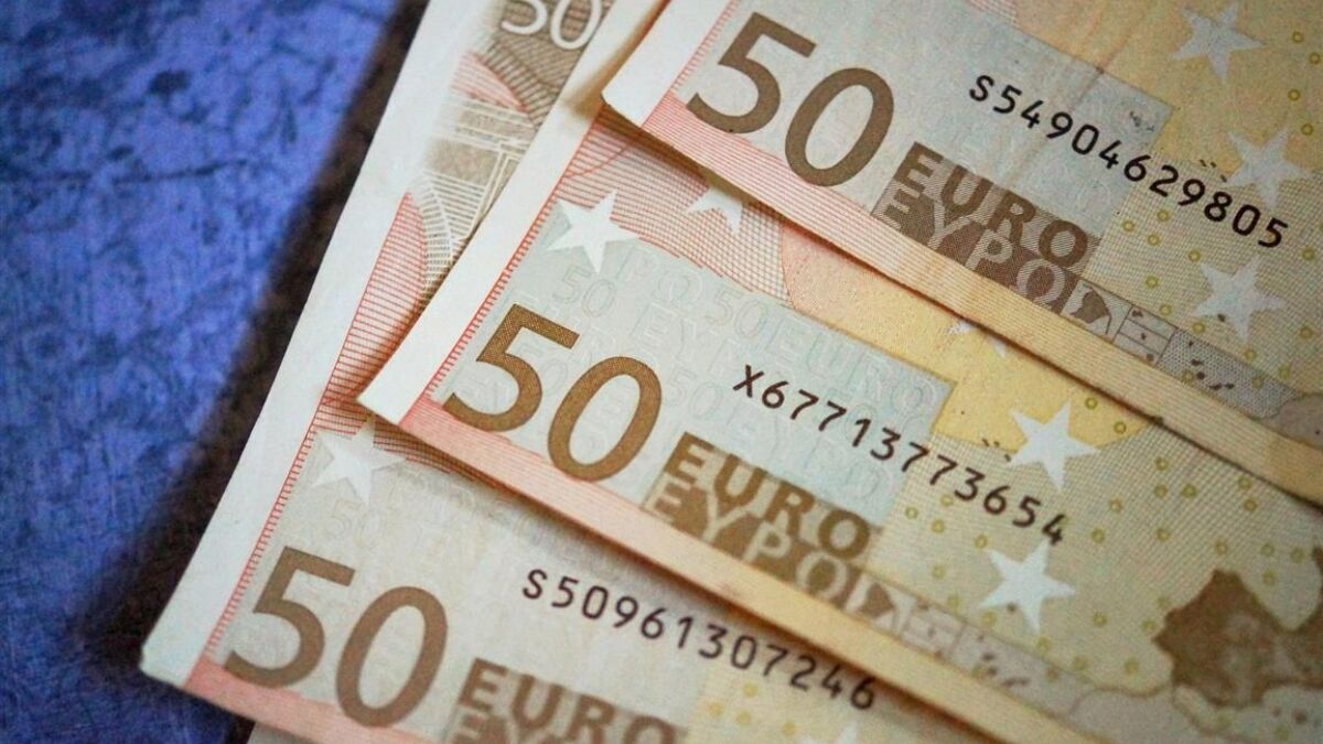 258403 money 1858488 1920