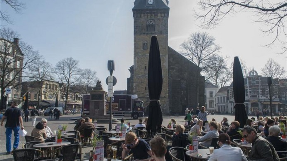 256974 oude markt zomer
