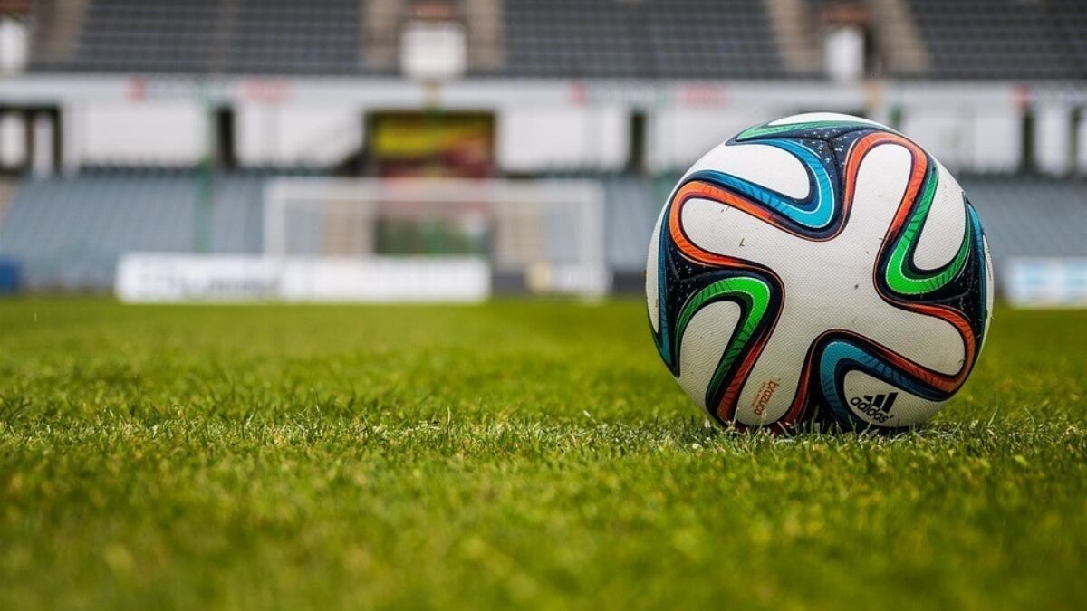 252099 voetbal op gras