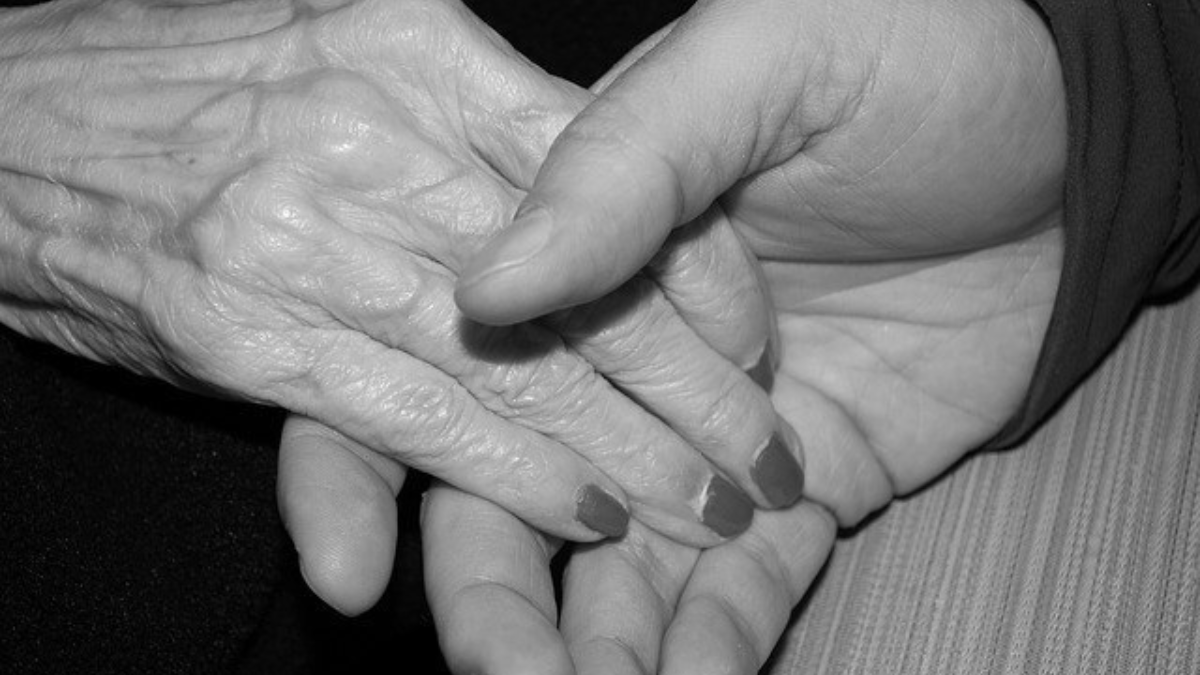 249766 hands 578917 640 1
