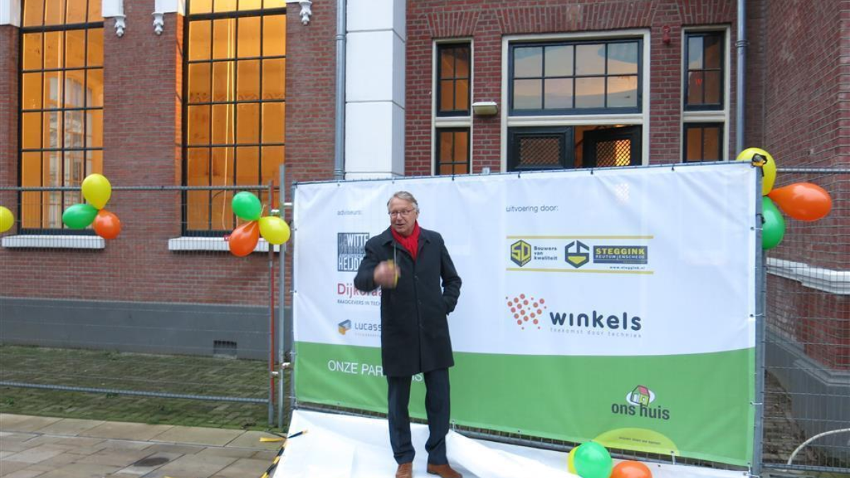 237197 Onthulling bouwdoek door Ben Meijer