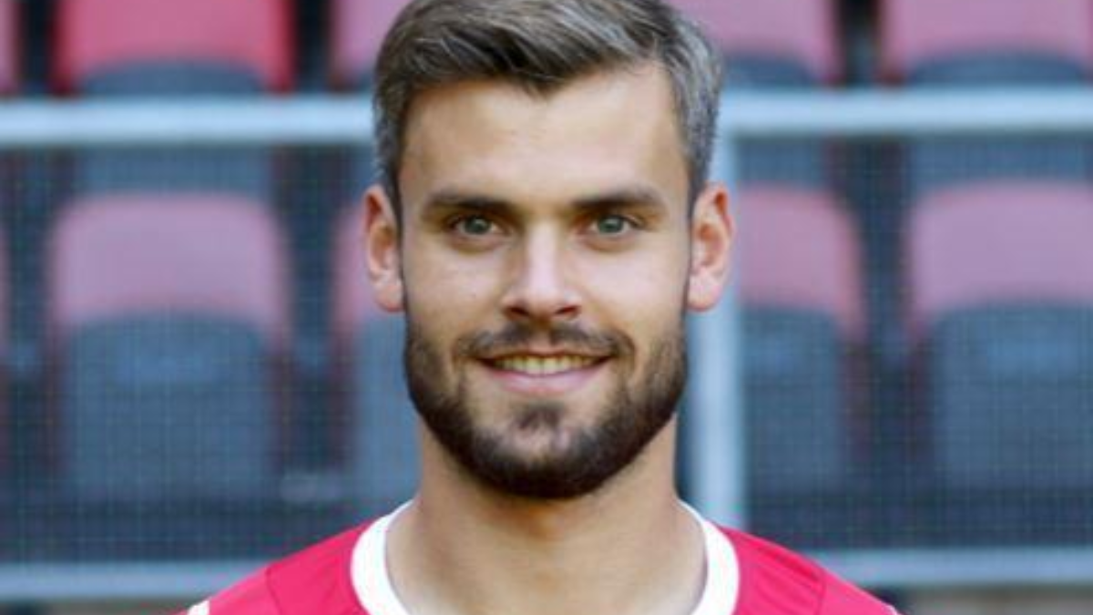 220924 Stefan Thesker liggend