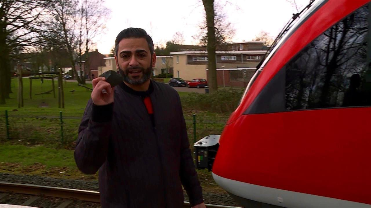 196817 11mei Danny bij het station waar hij wordt bekogeld door drugstoeristen