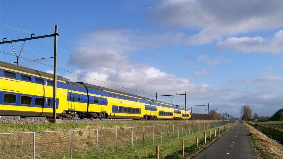 195865 Intercity bij Zevenhuizen