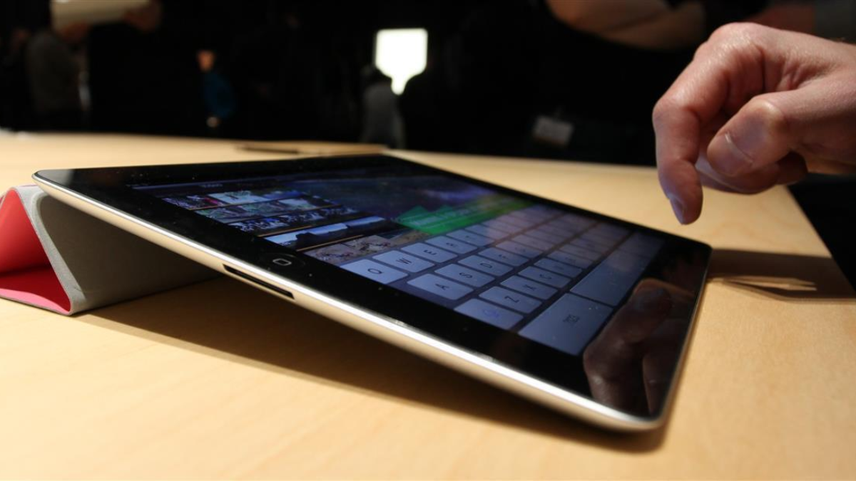 151546 I Pad 2 Smart Cover at unveiling crop 1