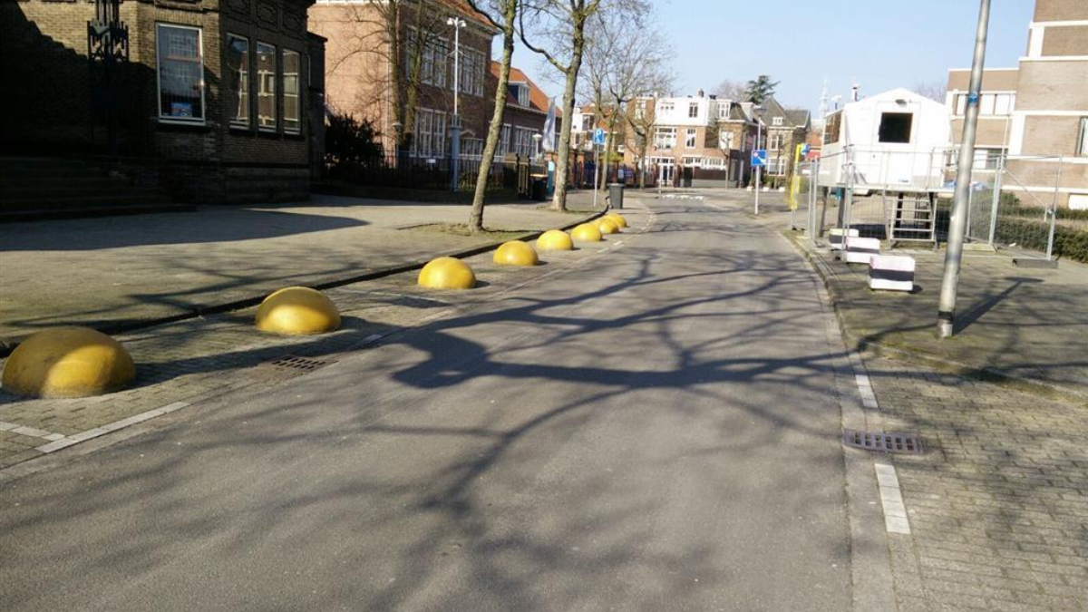 130002 bollen bij synagoge 1