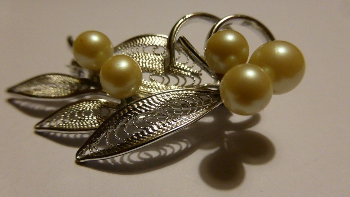 100272 brooch 537170 960 720