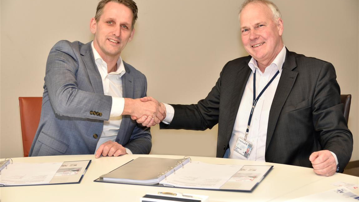 99452 Ondertekening overeenkomst door Jelle Zijstra directeur van Unica Hengel