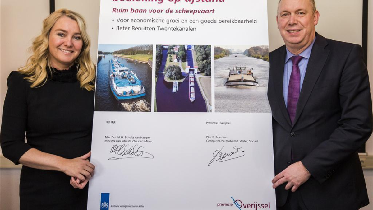 98608 Minister Schultz en Gedeputeerde Boerman ondertekenen overeenkomst brug en sluisbediening op afstand