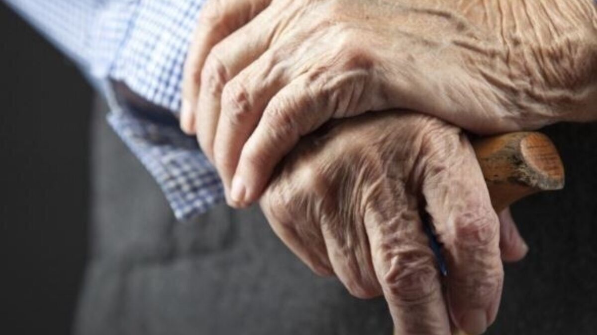 93930 ouderen handen