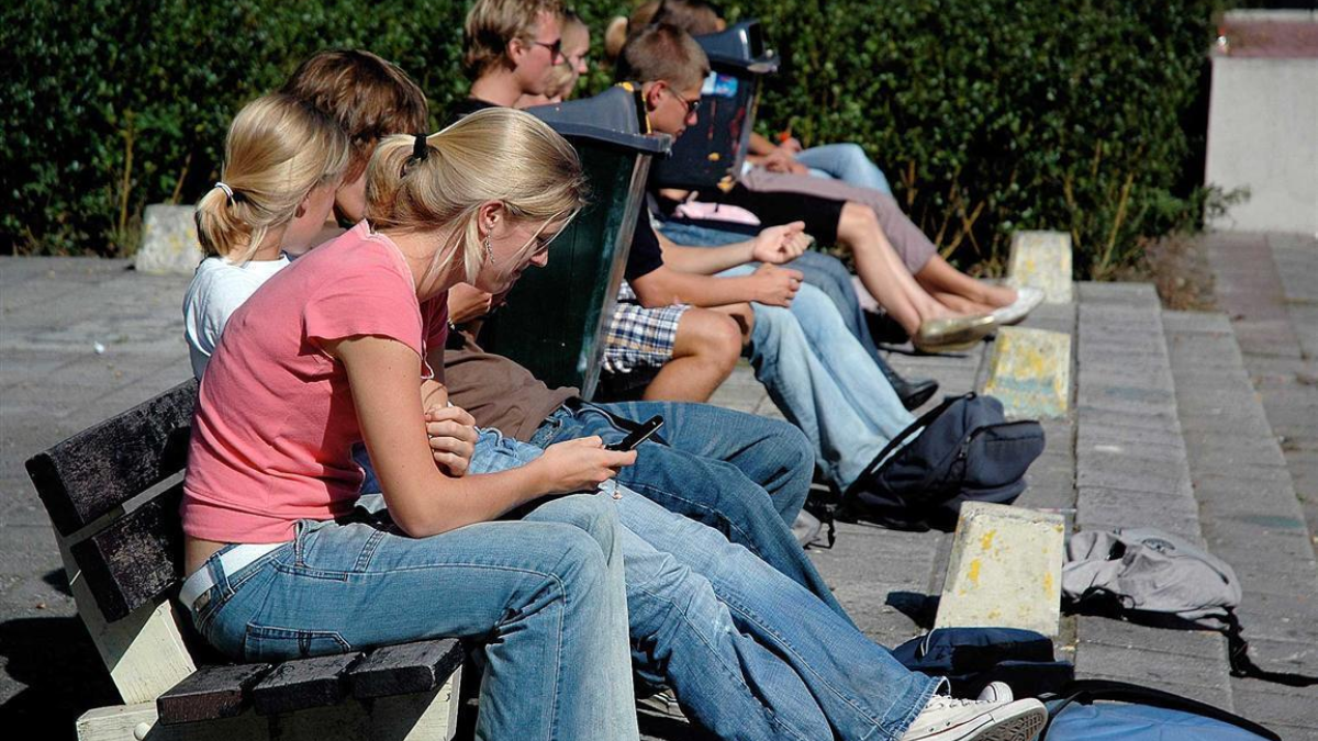 81610 15656 Jongeren op een bankje 2000px