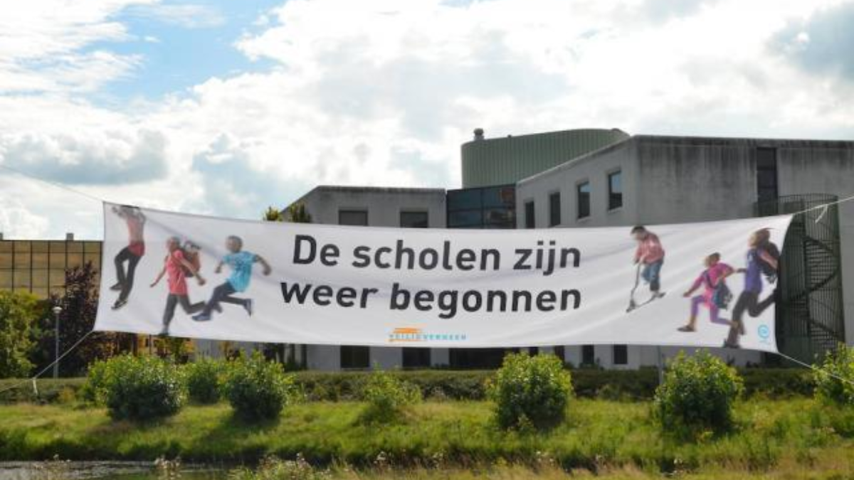 67785 De scholen zijn weer begonnen Web