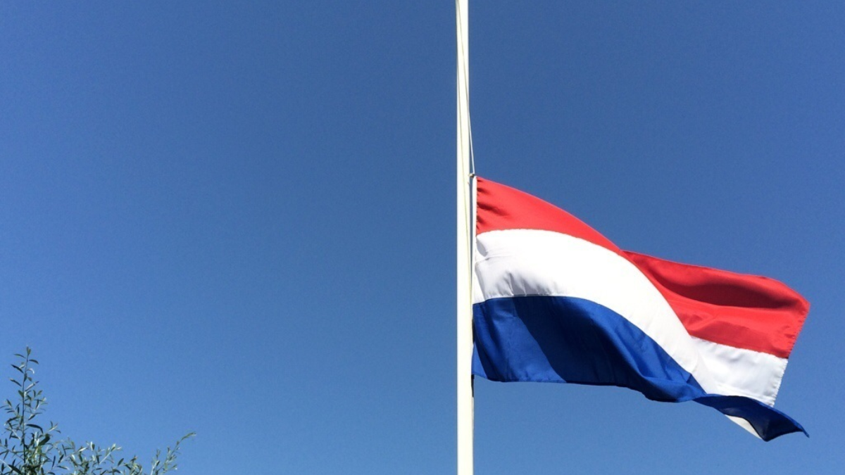 64273 vlag halfstok