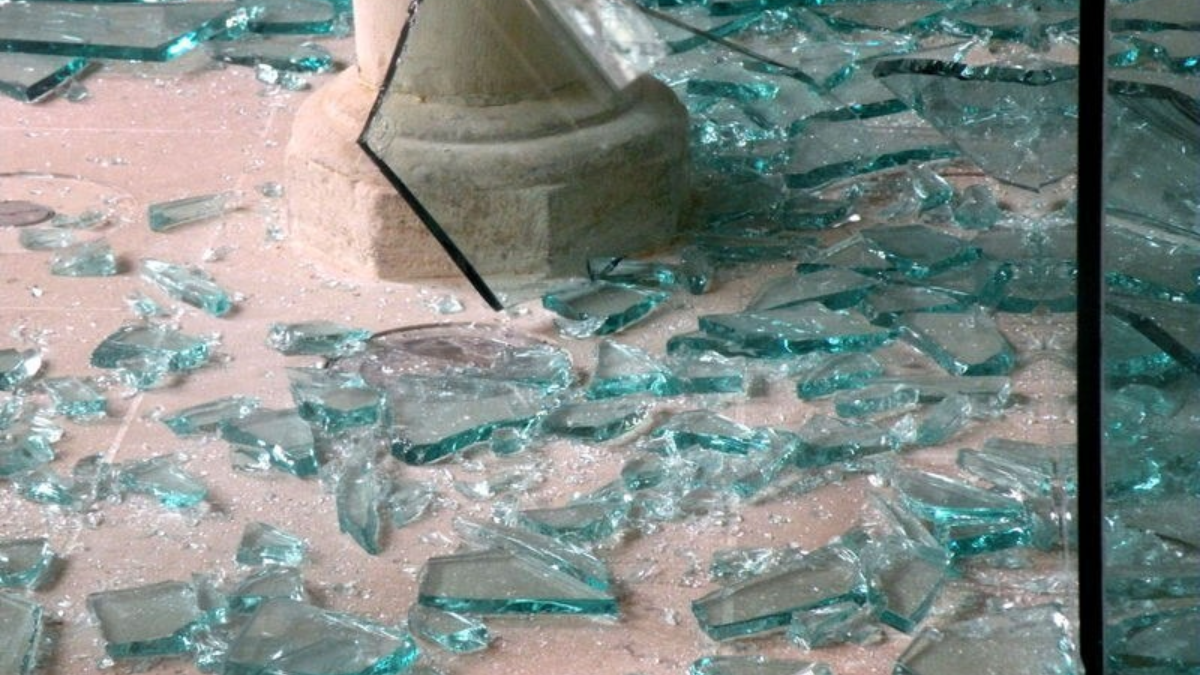 64143 glas op de vloer