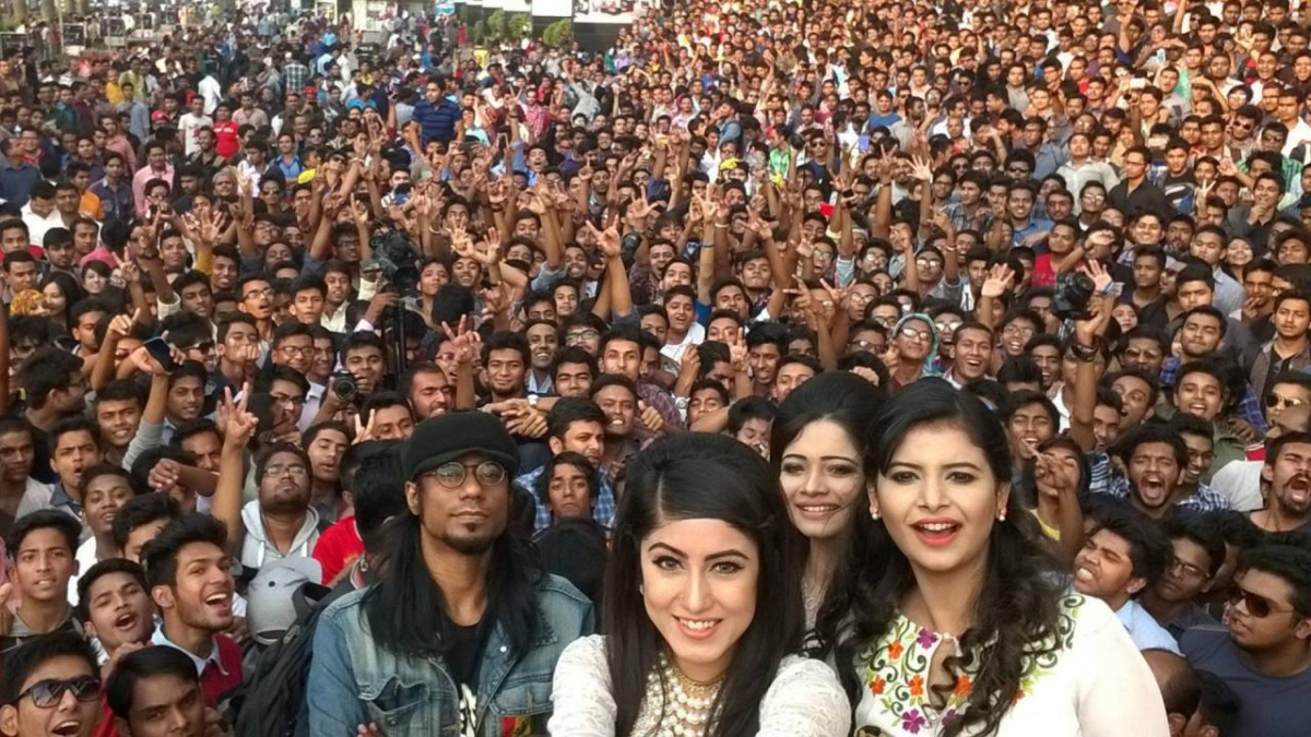 49537 microsoft zet wereldrecord meeste mensen selfie neer