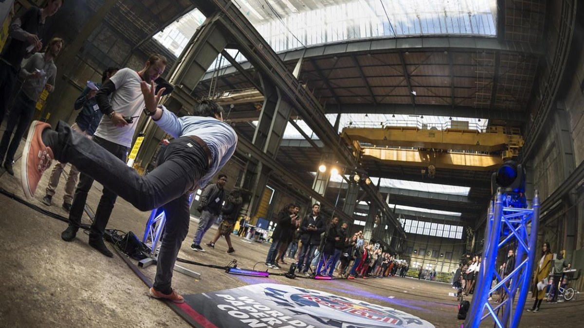 49014 JS RED BULL PAPER WINGS 03