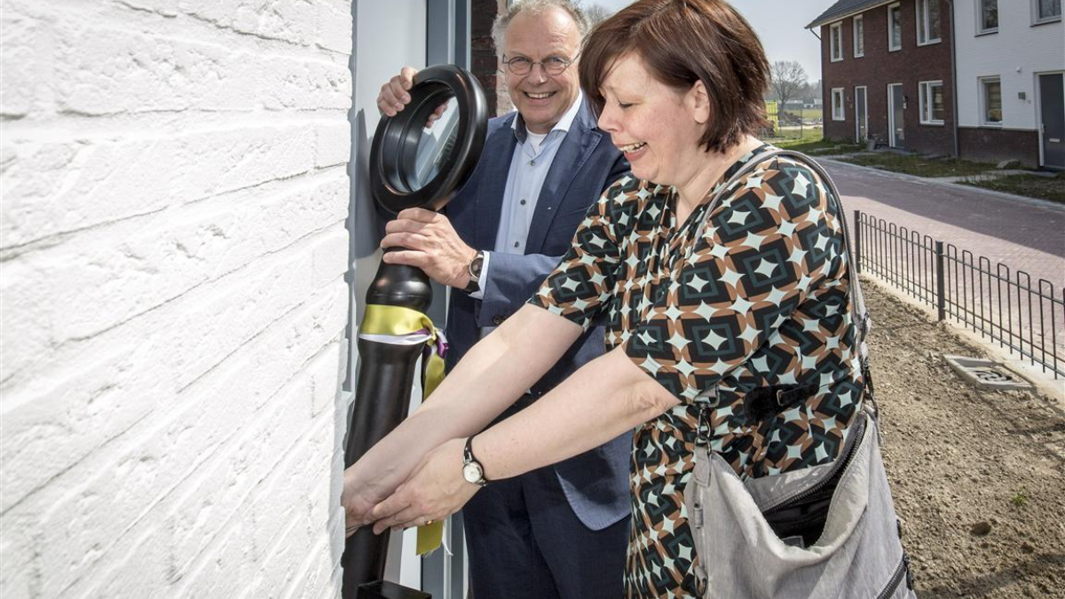 47580 Marieke Paauwe ontvangt als eerste bewoner de sleutel uit handen van directeur Harry Rupert van Welbions
