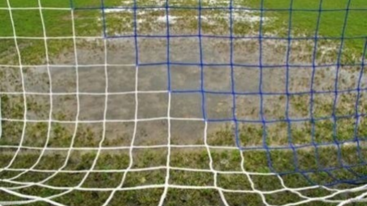 45344 verregend voetbalveld