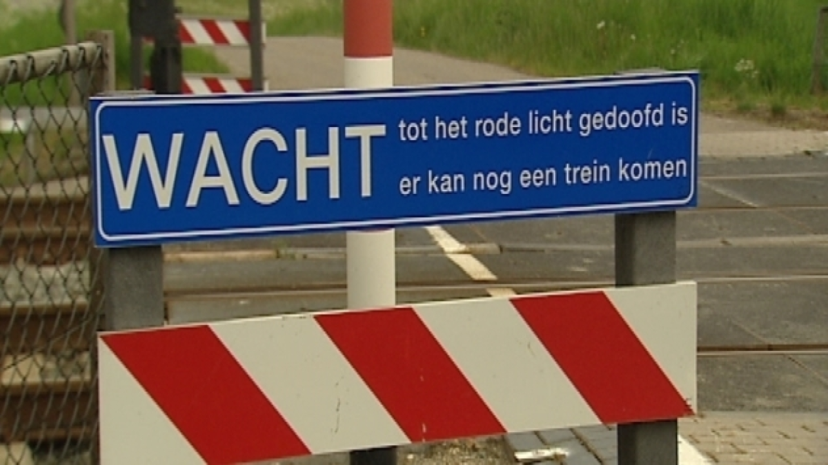 30849 wachtbord voor spoorovergang close 839 E05 FACDF7574 FC125785 D005550 B6
