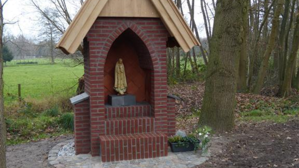 29305 Mariakapelletje Oldenzaal moet nog van oorspronkelijk groen worden voorzien