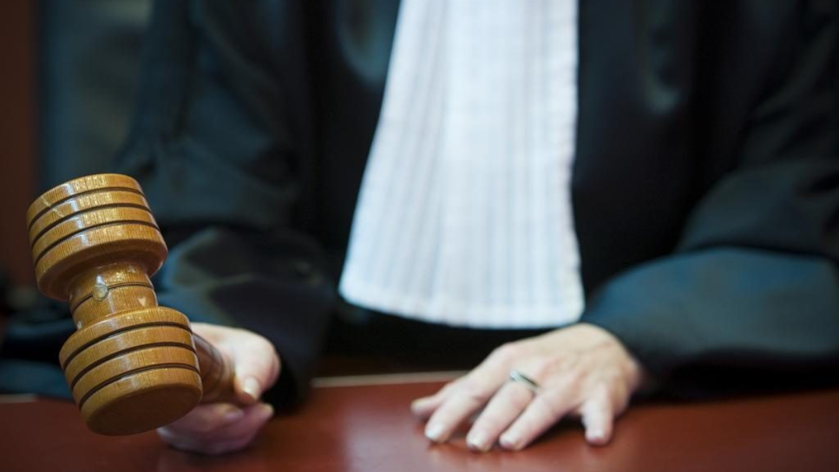 27888 rechter met hamer