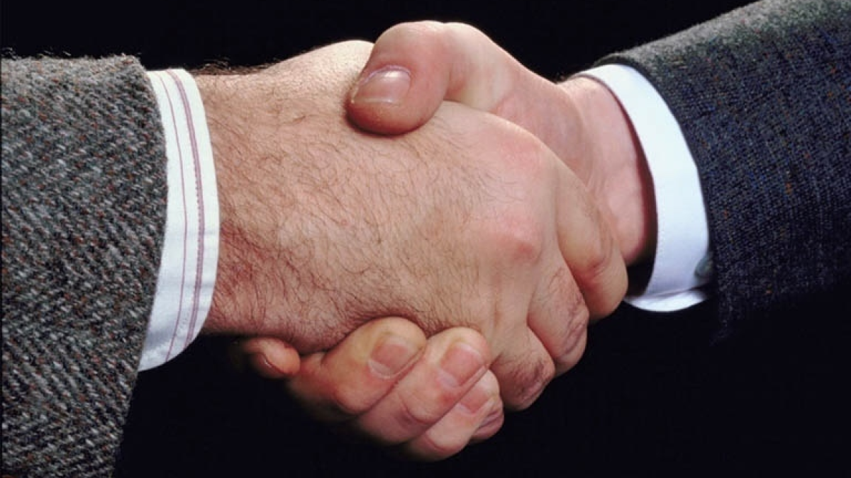 23971 Twee mannen die de hand schudden