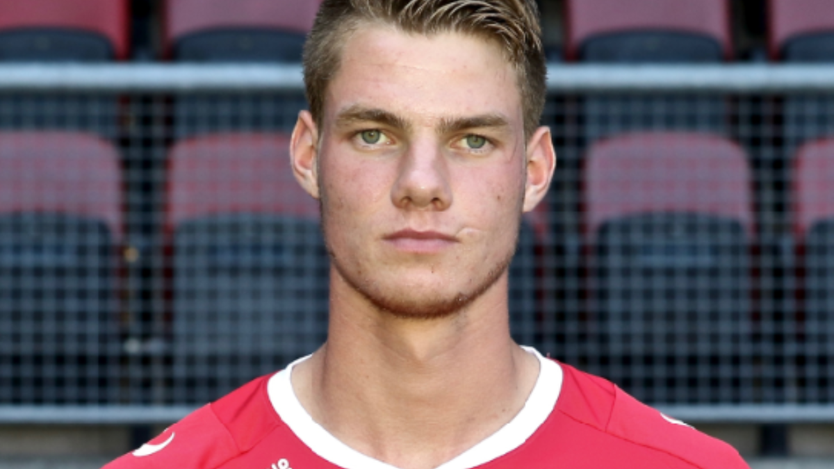 245300 Jari Oosterwijk liggend 3