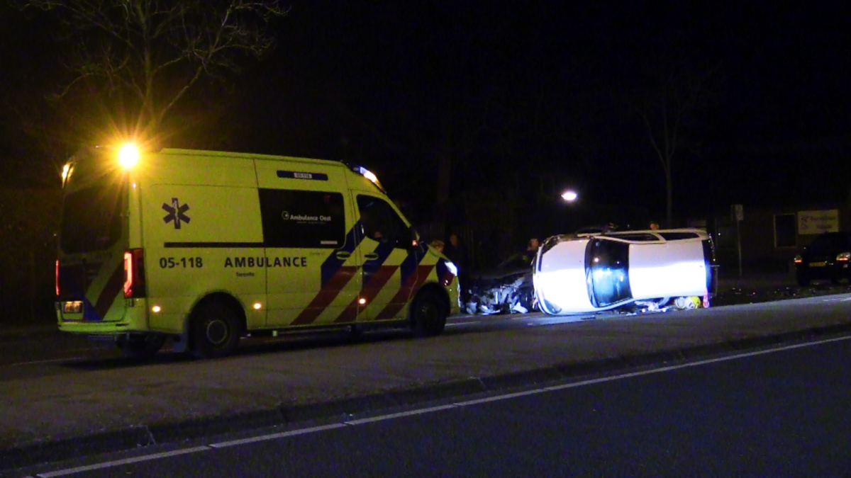 Auto op kant Enschede 01032023 Dennis Bakker