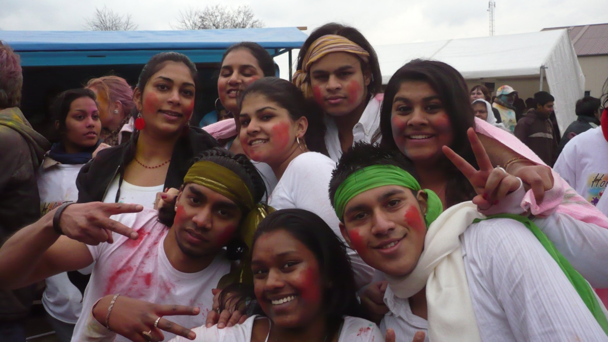 Brahma Ramsodit dansgroep Holi viering Brahma Ramsodit