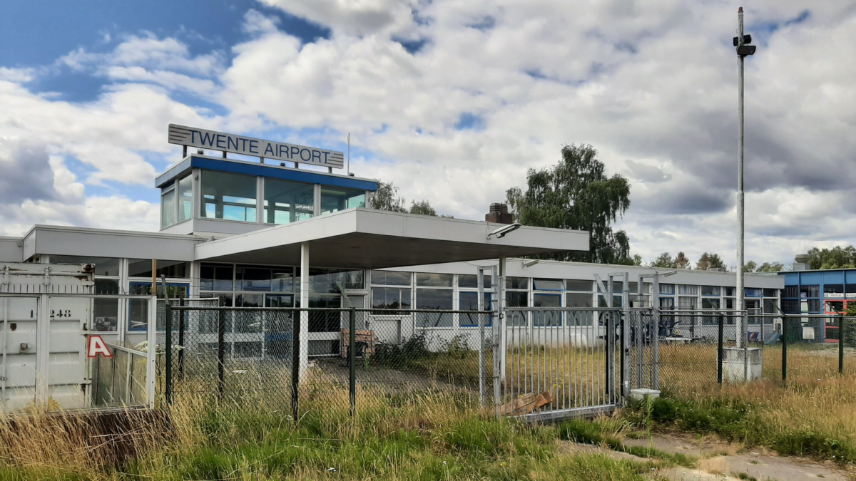 20220715 crisisopvang asielzoekersopvang vertrekhal luchthaven Twente Airport Enschede Wilco Louwes