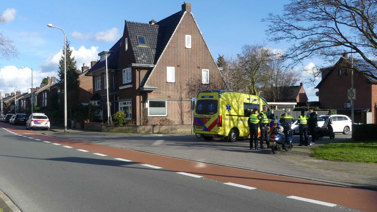20230315 Auto rijdt door na aanrijding in Enschede Brinkstraat Varviksingel News United Dennis Bakker